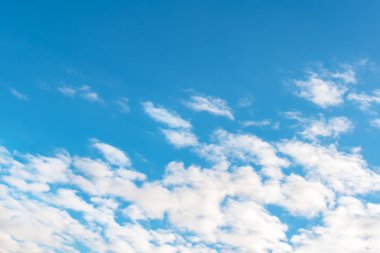 Mavi gökyüzü ile beyaz bulutlar. Gündüz ve iyi bir hava