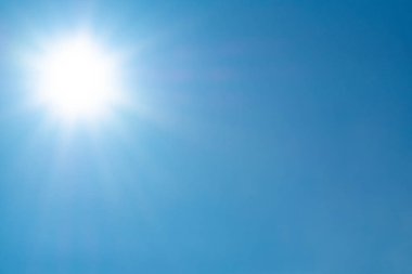 Açık gökyüzü güneş ve yapraklara ile. Gündüz ve iyi bir hava