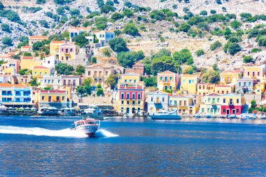 Motorlu tekneler ve liman şehri Symi (Symi Adası, Yunanistan renkli evleri) 