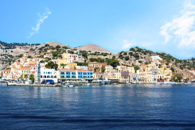 Çan Kulesi ve liman şehri Symi (Symi Adası, Yunanistan renkli neoklasik evleri)
