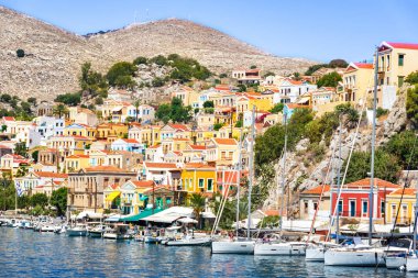 Teknelerden ve liman şehri Symi (Symi Adası, Yunanistan renkli neoklasik evleri)