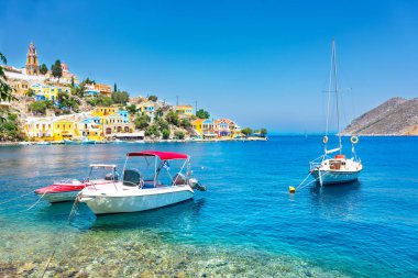 Bağlantılı tekneler ve Symi bay (Symi Adası, Yunanistan renkli neoklasik evleri)