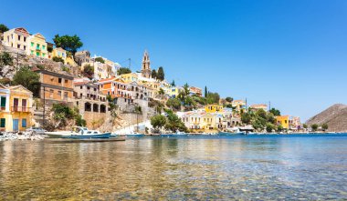 Bağlantılı tekneler ve Symi bay (Symi Adası, Yunanistan renkli neoklasik evleri)