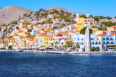 Çan Kulesi ve liman şehri Symi (Symi Adası, Yunanistan renkli neoklasik evleri)