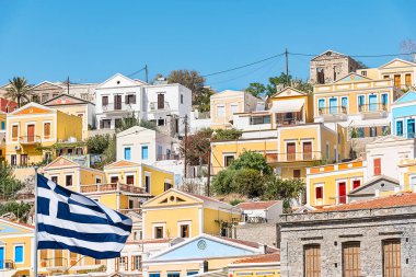Yunan bayrağı ve liman şehri Symi (Symi Adası, Yunanistan renkli neoklasik evleri)