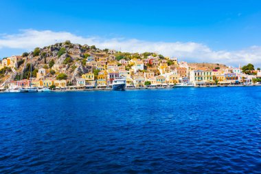 Neoklasik evlerde renkli liman şehri Symi (Symi Adası, Yunanistan)