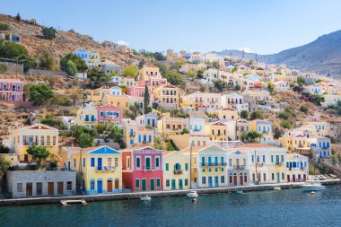 Neoklasik evlerde renkli liman şehri Symi (Symi Adası, Yunanistan)