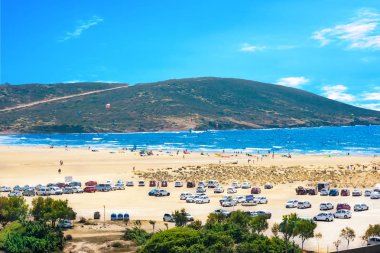 Park yerinde araçların tam kitesurfers Park Prasonisi beach (Rhodes, Yunanistan)
