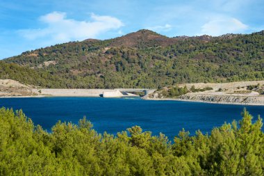 Denetim kapısı ve Rodos Adası (Rhodes, Yunanistan Gadoura baraj rezervuarı)