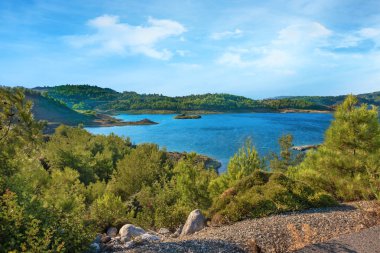 Rodos Adası (Rhodes, Yunanistan Gadoura baraj rezervuarı çevresinde vahşi doğa)
