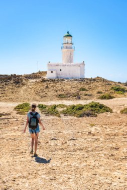 Kız beyaz deniz feneri Prasonisi Milli Parkı (Rodos, Yunanistan için yürüyüş)