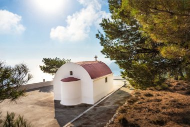 Siklamen çatı orman yanında, deniz arka planda (Rhodes, Yunanistan ile Rum Ortodoks Kilisesi ve görmek)