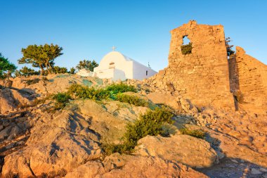 Yunan Ortodoks Kilisesi Monolithos Kalesi (Rhodes, Yunanistan kalıntıları üzerine inşa)