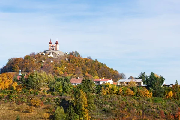 Calvario barroco en la colina de Scharffenberg en Banska Stiavnica durante — Foto de Stock