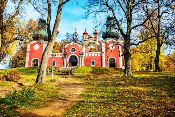 Lägre kyrkan och övre Golgata-kyrkan i Banska Stiavnica dur — Stockfoto