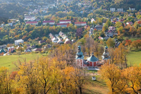 Lagere kerk, Upper kerk en kleine kapellen van Calvarieberg in Bansk — Stockfoto