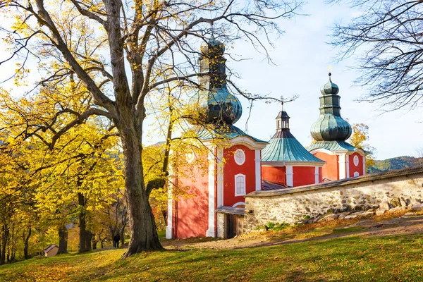 Lagere kerk van Calvarieberg in Banska Stiavnica tijdens najaar, Unesc — Stockfoto