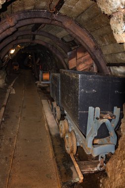 Eski metal benim tünel woode ile benim paslı tekerlekli tren
