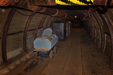 Eski tuvalet vagon ve metal madeni tren ahşap ile maden Tüneli'nde