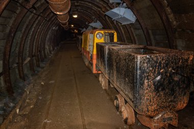 Eski ve paslı metal benim benim vagonlar ile tünel w ile tren