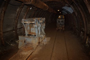 Eski ve paslı makine benim ve benim vagonlar ile şaft w tren