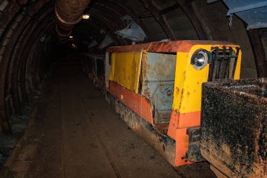 Eski ve paslı metal benim benim vagonlar ile tünel w ile tren