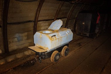 Eski tuvalet vagon ve metal madeni tren ahşap ile maden Tüneli'nde