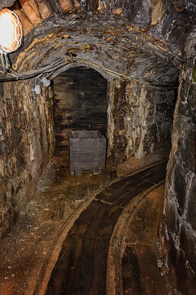 Gráfico de mina de madeira velha no eixo mina abandonada — Fotografia de Stock