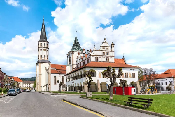 Oude stadhuis en basiliek van St. James in achtergrond op meester — Stockfoto