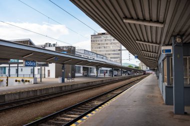 Kosice'deki Ana tren istasyonunun rayları ve platformları (Slovakya)