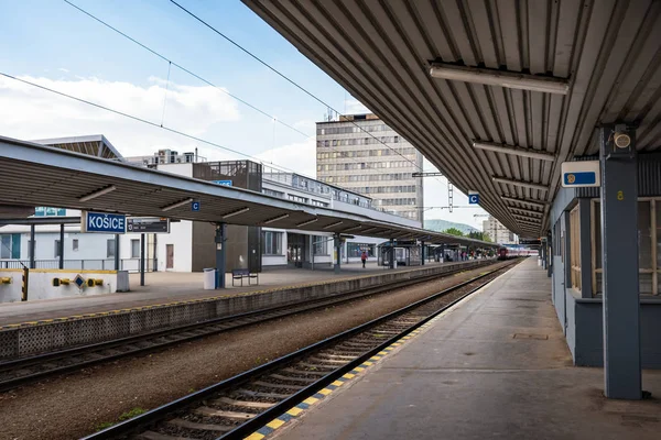 Rails e plataformas da principal estação ferroviária em Kosice (Eslováquia ) — Fotografia de Stock