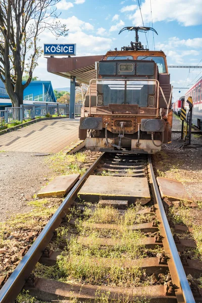 Vecchia locomotiva parcheggiata Stazione ferroviaria principale di Kosice (Slovacchia) ) — Foto Stock