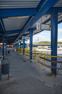 Kosice, Slovakya - Mayıs 12019: Barınağı olan boş otobüs platformu