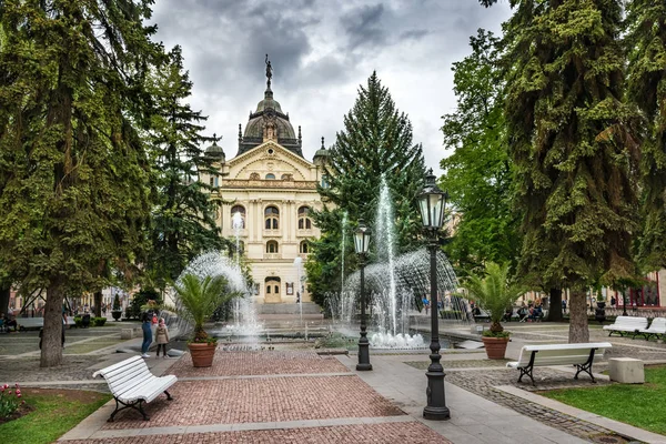 Zingende fontein voor het Staatstheater op het centrale plein in Kos — Stockfoto