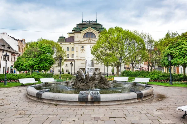 Fontein in de voorkant van het Staatstheater op het centrale plein in Kosice (SLO — Stockfoto