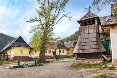 Vlkoline dağ köyündeki renkli geleneksel ahşap evler
