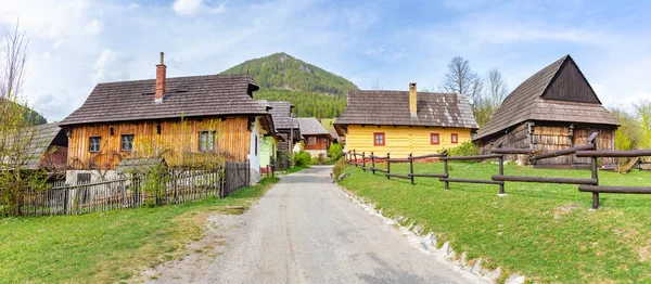 Színes hagyományos faházak a hegyi faluban Vlkoline — Stock Fotó