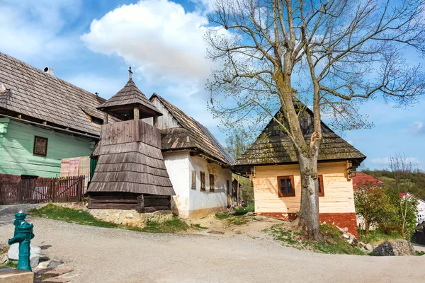 Kleurrijke traditionele houten huizen in bergdorp Vlkoline — Stockfoto