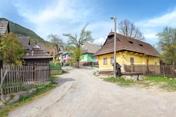 Kleurrijke traditionele houten huizen in bergdorp Vlkoline — Stockfoto