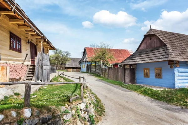 Kleurrijke traditionele houten huizen in bergdorp Vlkoline — Stockfoto