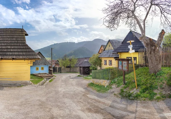 Coloridas casas tradicionales de madera en el pueblo de montaña Vlkoline —  Fotos de Stock