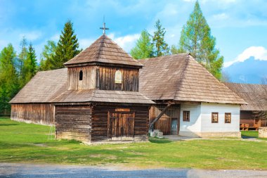 Eski geleneksel evler ve Pribylina (Slovakya) köyünün ahşap çan kulesi) 
