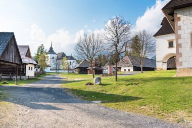 Liptov bölgesindeki Pribylina köyünün eski geleneksel evleri (Slovakya) 