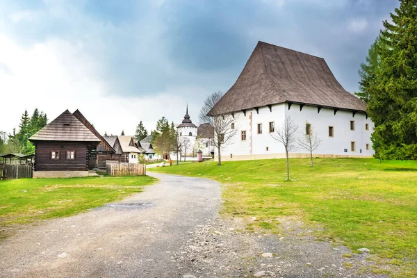 En promenad genom den traditionella byn Pribylina i Liptov regionen (Slovakien) — Stockfoto