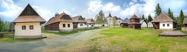Παλιά παραδοσιακά ξύλινα σπίτια του χωριού Pribylina (Σλοβακία) — Φωτογραφία Αρχείου