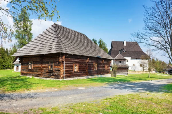 Gamla traditionella hus i byn Pribylina i Liptov region (Slovakien) — Stockfoto