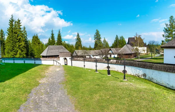 Kerkhof met begraafplaatsen - kerk van de Maagd Maria - Pribylina (Slowakije)) — Stockfoto