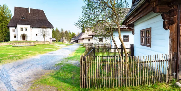 Oude traditionele huizen van dorp Pribylina in de regio Liptov (Slowakije)) — Stockfoto