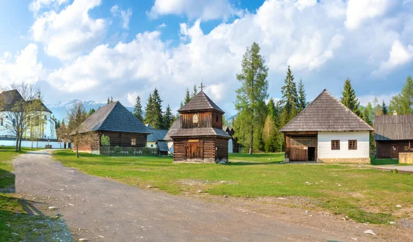 Oude traditionele huizen en houten klokkentoren van dorp Pribylina (Slowakije)) — Stockfoto