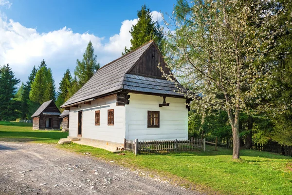 Gamla traditionella hus i byn Pribylina i Liptov regionen (Slovakien) — Stockfoto